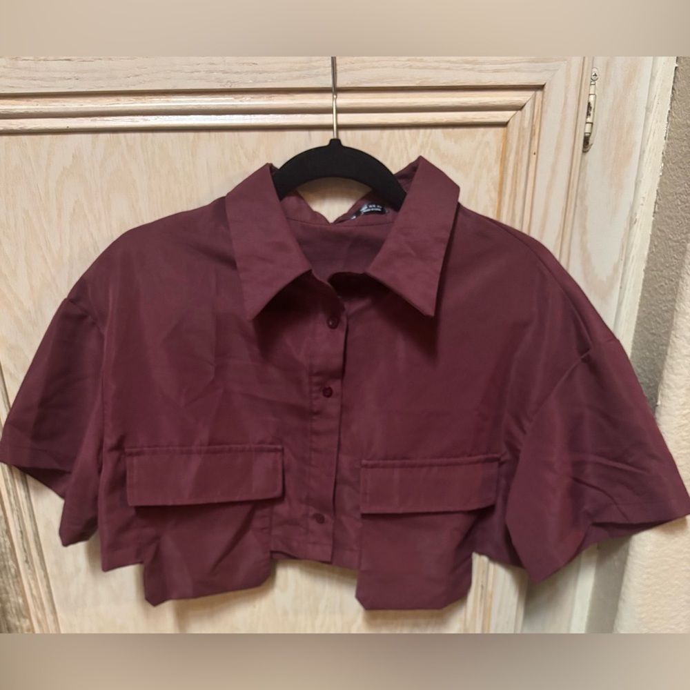 SHEIN Women's Sz M Cropped Button Up Short Sleeve Shirt Burgundy Collared Pocket
